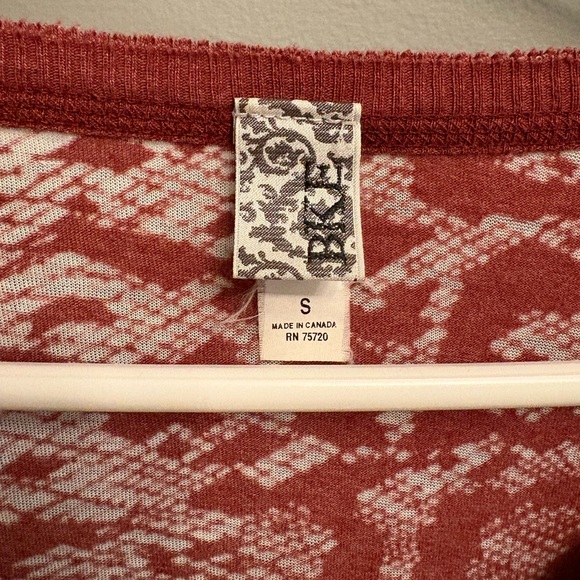 Women’s burnt red patterned BKE long sleeve v-neck fitted top - size small - Picture 3 of 4